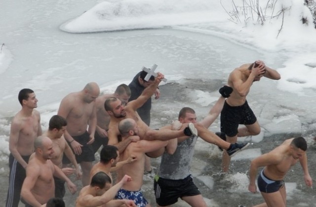 29-годишният Богдан Обретенов извади кръста от ледените води на р. Вит