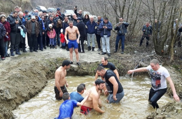 Кои хванаха кръста на Богоявление в община Сапарева баня