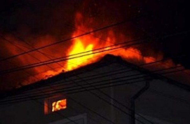 Къща в Топчии пламна, разследват умишлен палеж