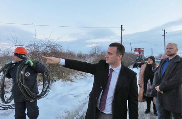 Близо 8000 клиенти на ЧЕЗ са били без ток заради леда в Северозападна България