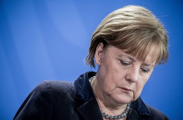 Все по-малко германци подкрепят Меркел и бежанците