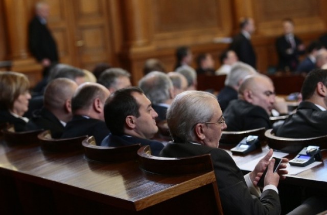 Делян Пеевски се появи в парламента, Местан седна на последния ред