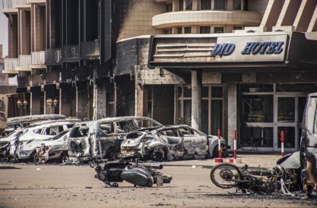 27 жертви и десетки ранени при джихадистка атака в хотели в Буркина Фасо