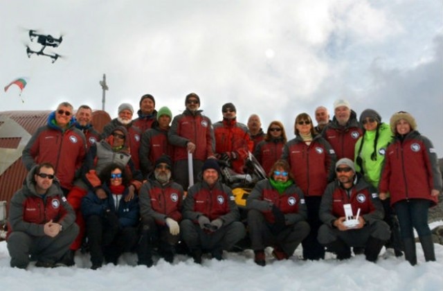 Български полярници преживяха с надуваема лодка внезапна снежна буря
