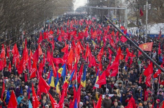 Протести в Кишинев, 30 000 молдовци поискаха предсрочни избори (СНИМКИ)
