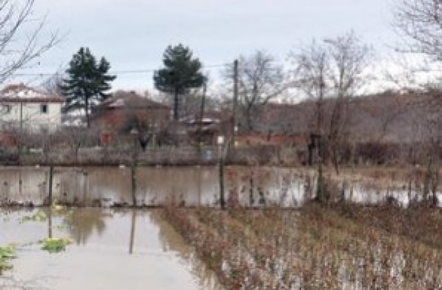 Наводнени къщи в село Динево, хората са евакуирани