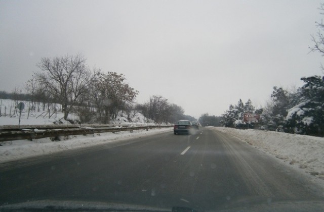 Сняг вали във Варненско, засега няма проблем с пътищата