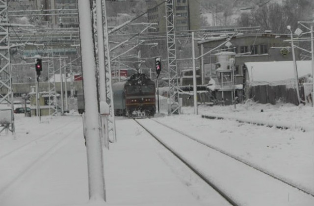 Пътниците от влака Варна - София бедстват близо до Шумен