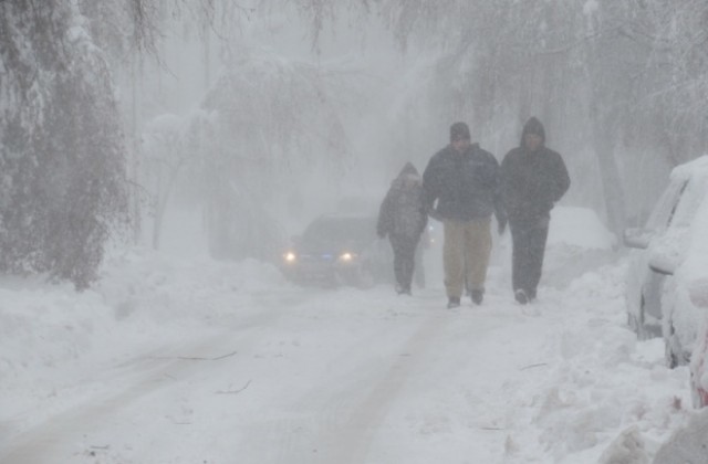 Снегът блокира коли и хора на път в Шуменско
