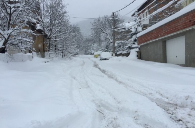 Близо 500 населени места в страната без ток заради снега
