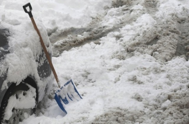 Военни в цялата страна помагат на хората след обилния снеговалеж