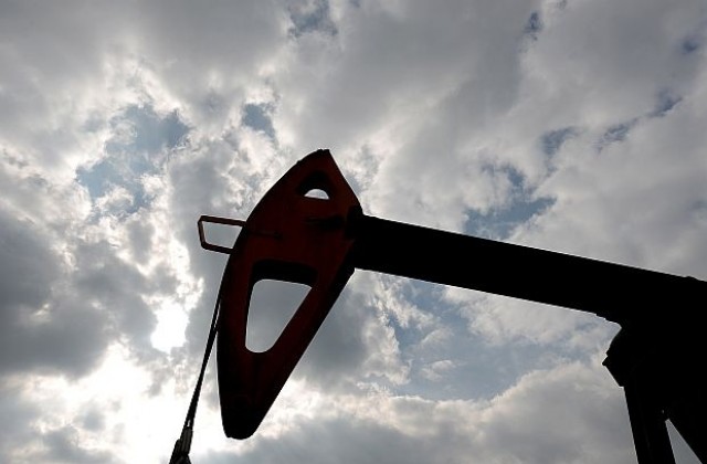 Цената на петрола удари ново дъно