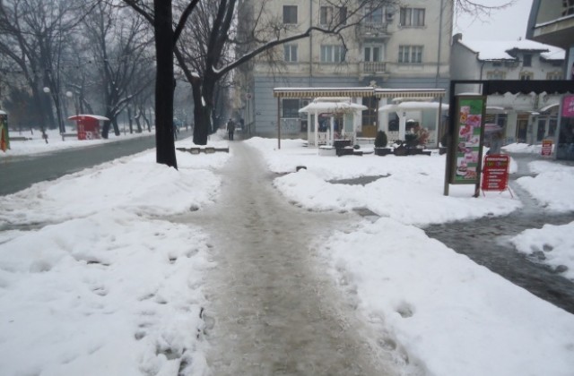 Пловдивчани с тежки счупания от падания на леда