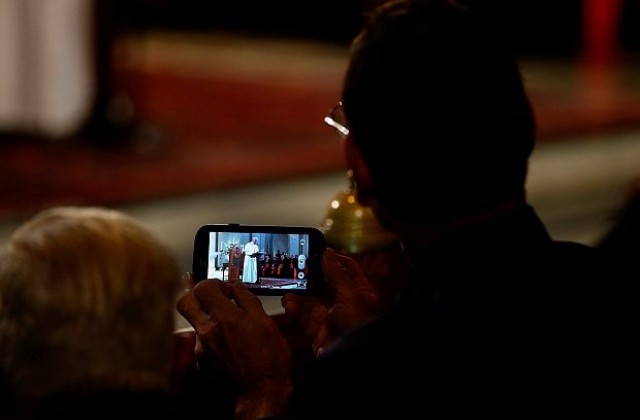 Папата: Интернет и социалните мрежи са дар божи, ако се ползват мъдро