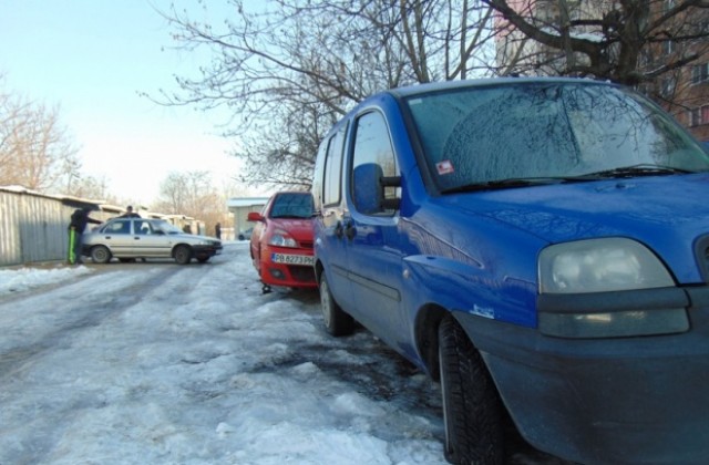 Вандали нарязаха гумите на 40 автомобила Пловдив