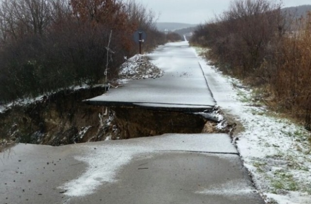 Път пропадна между селата Раздел и Маломирово