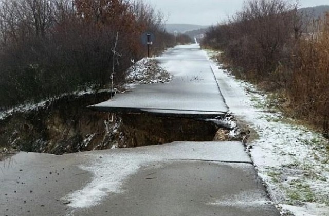 Огромна дупка зейна на пътя между две села в община Елхово
