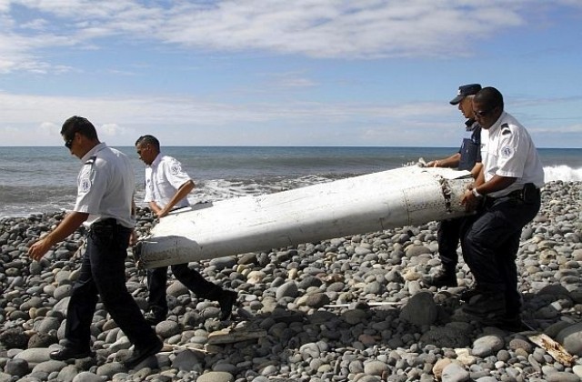 Парче метал край океана в Тайланд даде надежди, че е от изчезналия малайзийски самолет