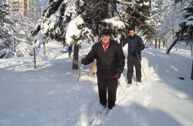 Търновски учен не харчи по скъпи зимни курорти, кара ски в близкия парк