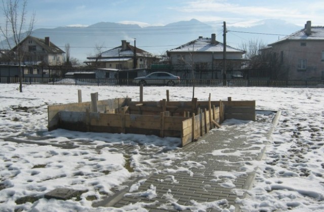 Изграждането на детските площадки в селата в Бистрица, Крайници и Червен брег е замразено