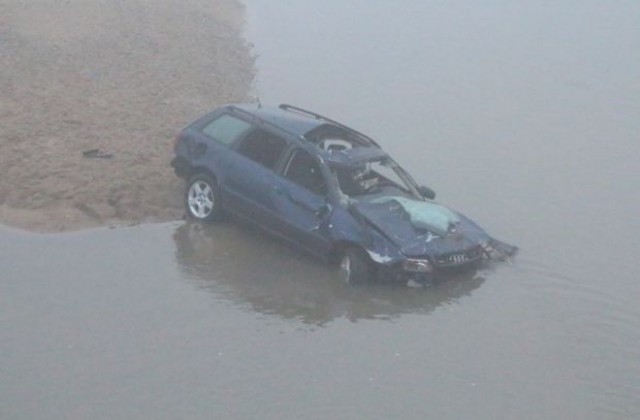 Младеж загина, а друг е с опасност за живота, след като колата им падна в река (СНИМКИ)