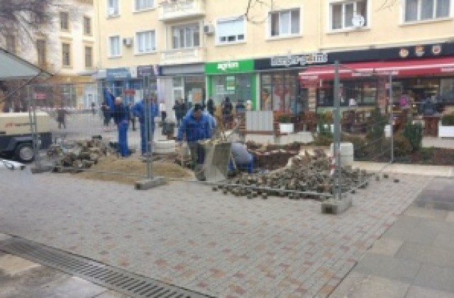 Ремонтират увредена настилка по пешеходната зона до Стария бряст в Сливен