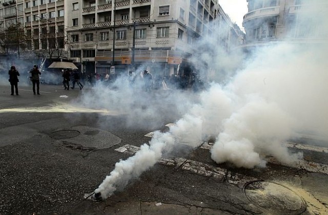Камъни и сълзотворен газ между протестиращи и полиция в Атина (СНИМКИ)