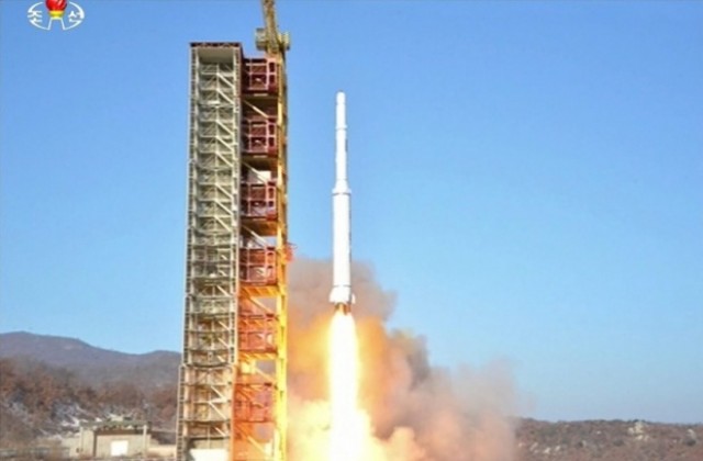Северна Корея изстреля ракета с далечен обсег, носеща спътник (СНИМКА)