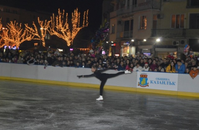 Повече от 12 хиляди души посетиха ледената пързалка в Казанлък