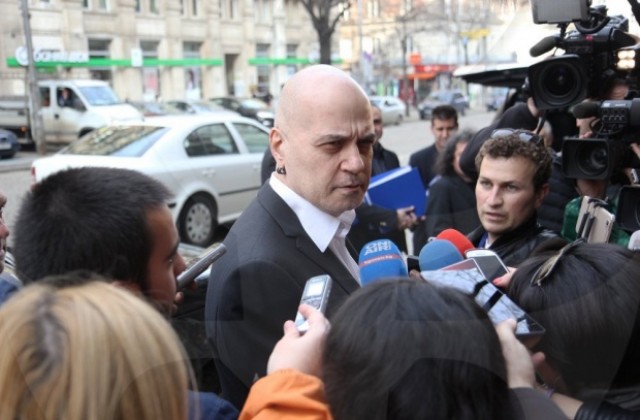 673 481 подписа за референдума на Шоуто на Слави влязоха в парламента