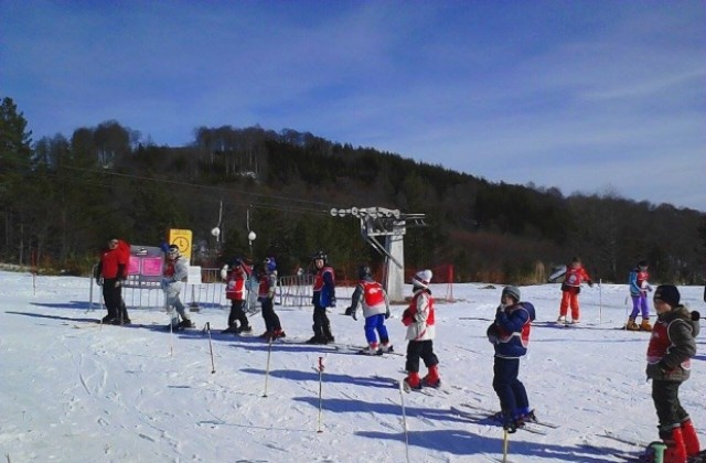 50 ученици от Кюстендил на безплатен курс Научи се да караш ски