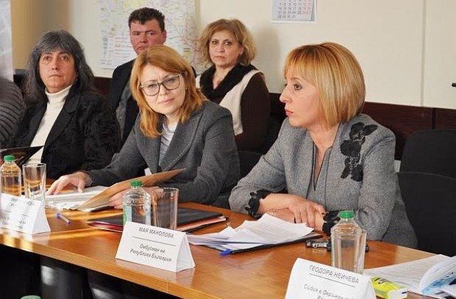 Манолова иска кризисен център за жертви на домашно насилие във всеки град