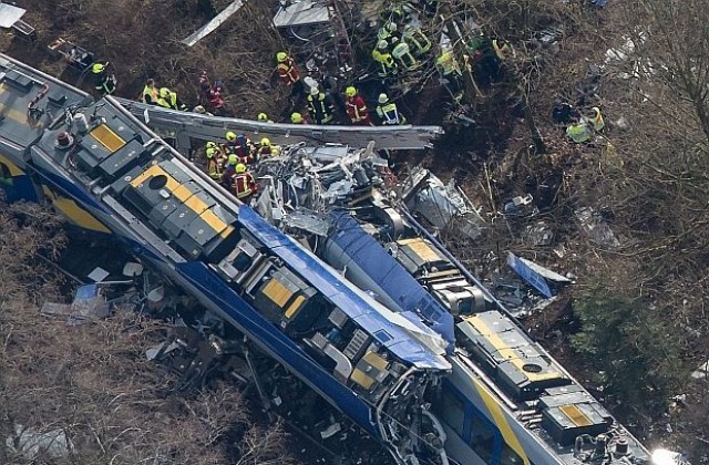 Прекратиха търсенето на тела след влаковата катастрофа в Германия
