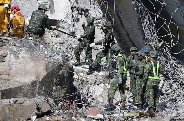 Спасиха куче изпод развалините на рухнала сграда в Тайван (СНИМКИ)