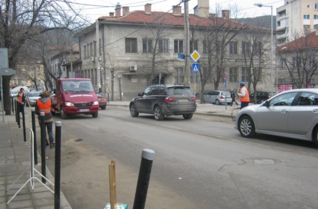 Чистят пясъка по улиците в Дупница, но няма работници