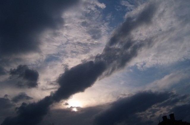 Времето на 12 февруари: Облачно с превалявания