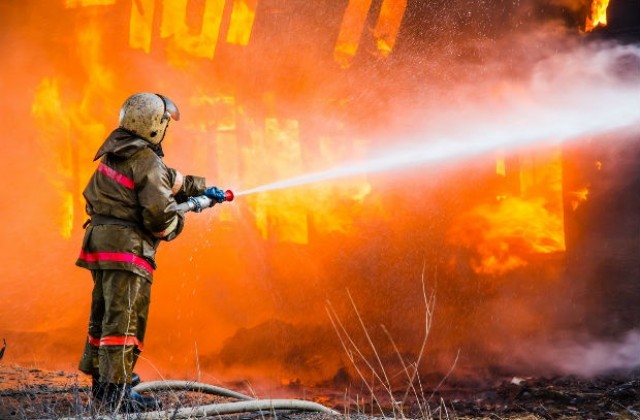 Пожар избухна в строяща се кула в Казахстан