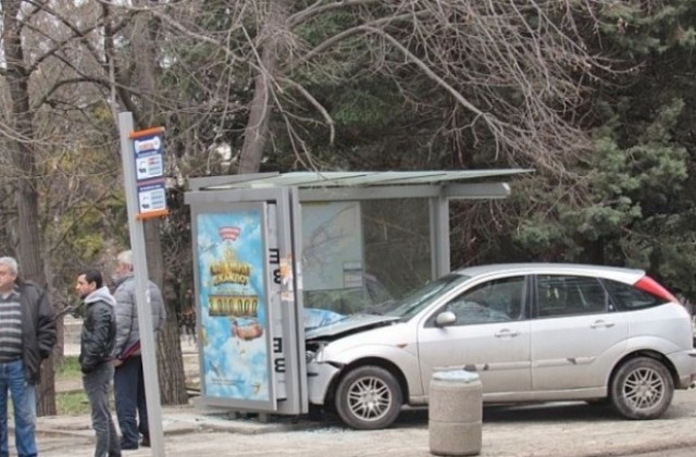 Кола се вряза в автобусна спирка в Русе заради катастрофа, предизвикана от разградчанин