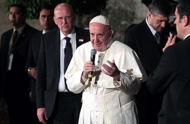 Най-колоритната среща на папата в Мексико създаде доста грижи на охраната му
