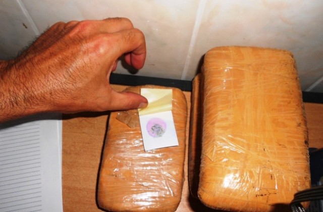 Българин, облепен с хероин, задържаха на МП Лесово