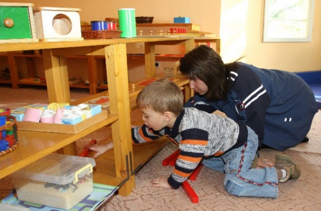 Закрити са всички институции за деца с увреждания в България