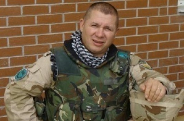 Митрополит Николай награждава генерал Шивиков