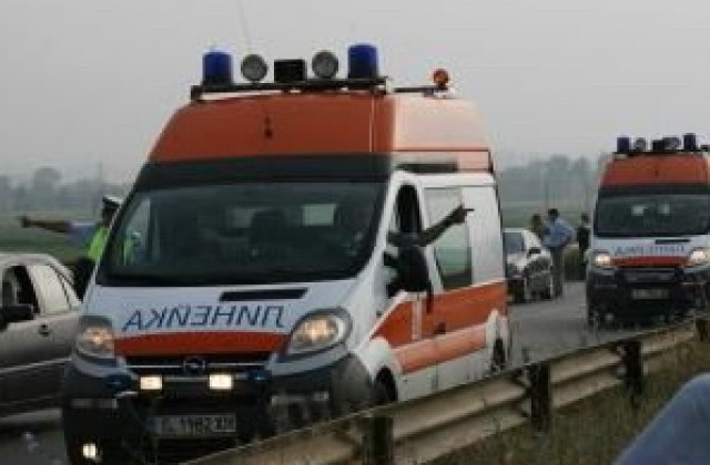 Линейка с пациент се разпадна на път за Варна