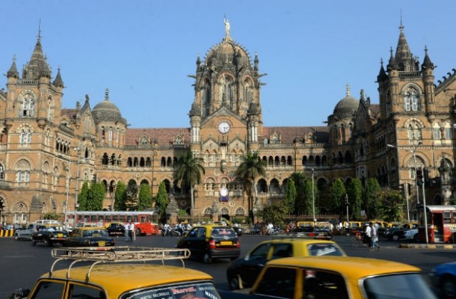 В Мумбай обособиха градски зони, забранени за селфита