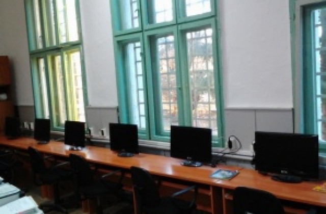 Нови компютри за училището в село Стефан Караджово