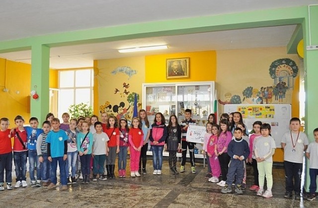 Деца продадоха 3000 мартеници, дариха парите на пострадало при катастрофа момиче