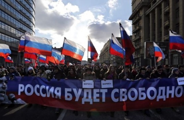 Хиляди на шествие в Москва в памет на Борис Немцов (СНИМКИ)