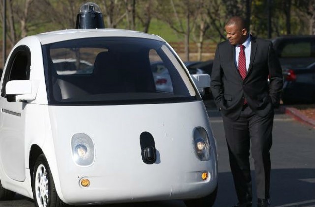 Самоуправляващата се кола на Google се е блъсна в градски автобус