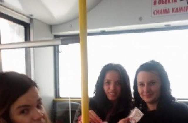 Млади социалисти закичиха  мартеници на старозагорци в градския транспорт
