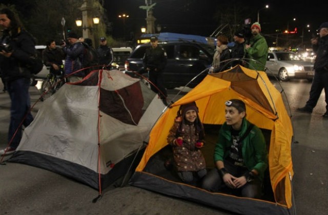 Екоактивисти опънаха палатки на Орлов мост (СНИМКИ)